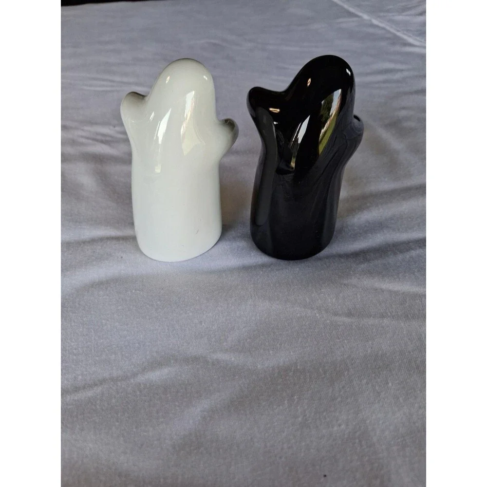 Verdici design hugging ghosts